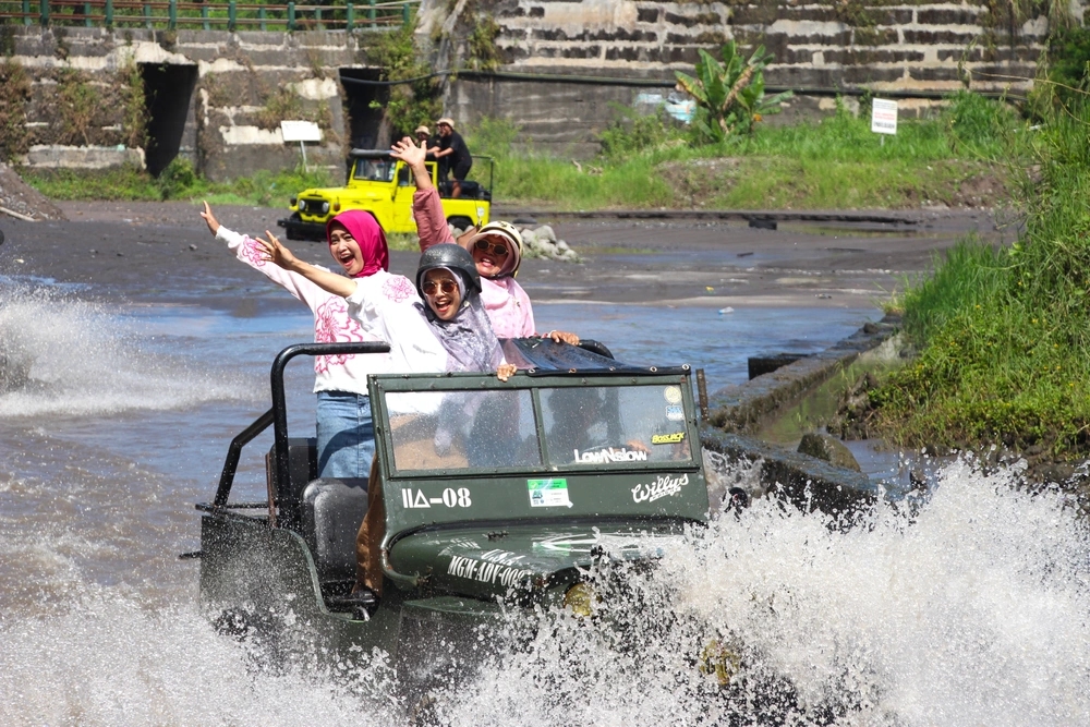 Gathering seru jeep lava tour merapi jogja